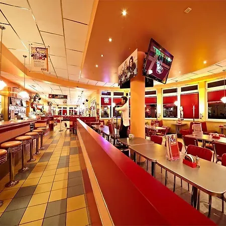 Отель Road House 3*